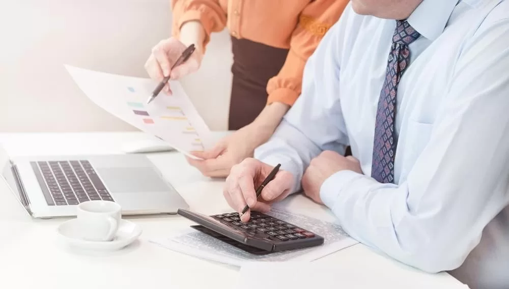 man-is-sitting-laptop